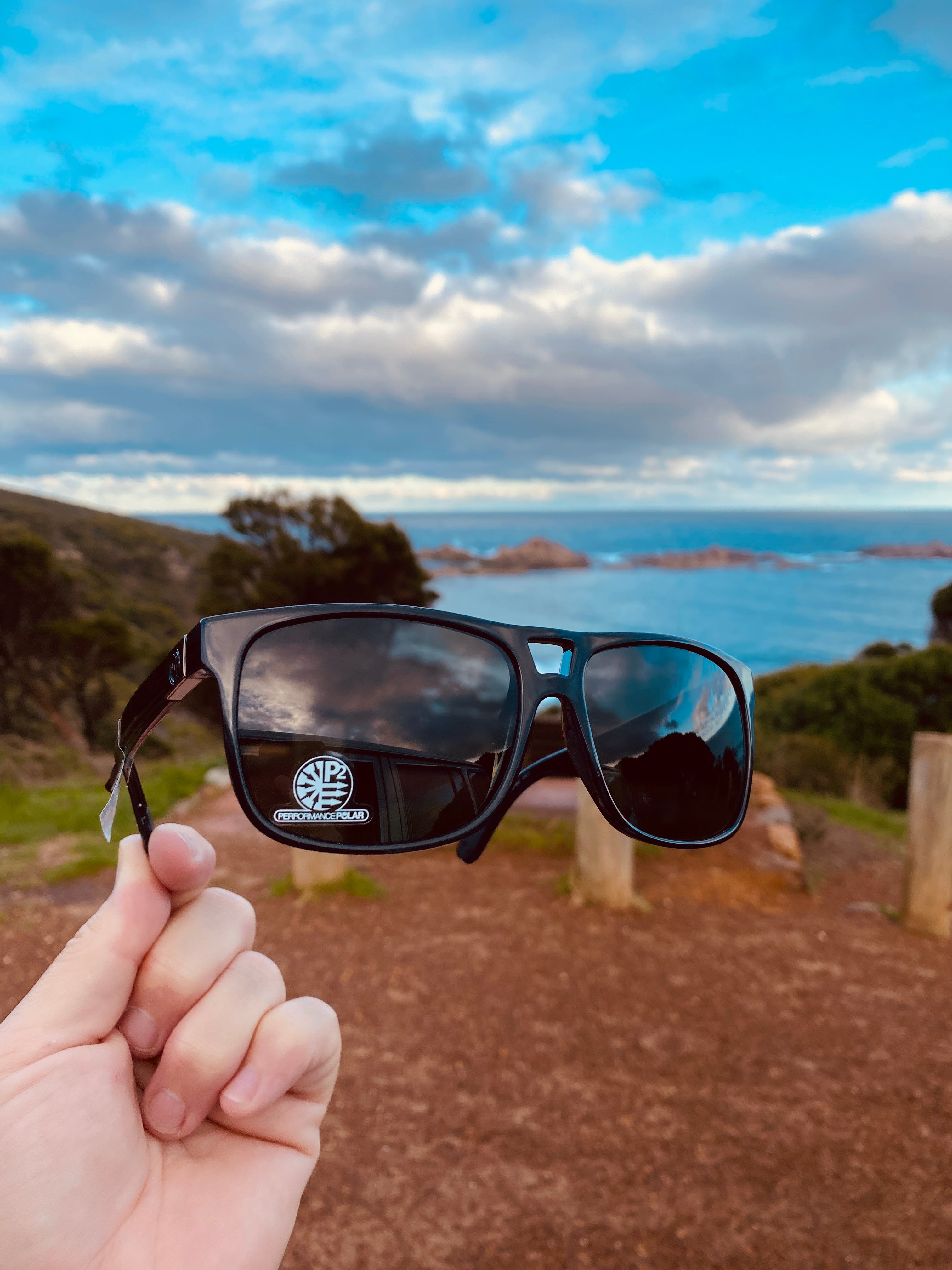 Dragon Roadblock Shiny Black/Smoke P2 Polarised-polarised-886895283847-33268-006-Dragon-Sunnieside