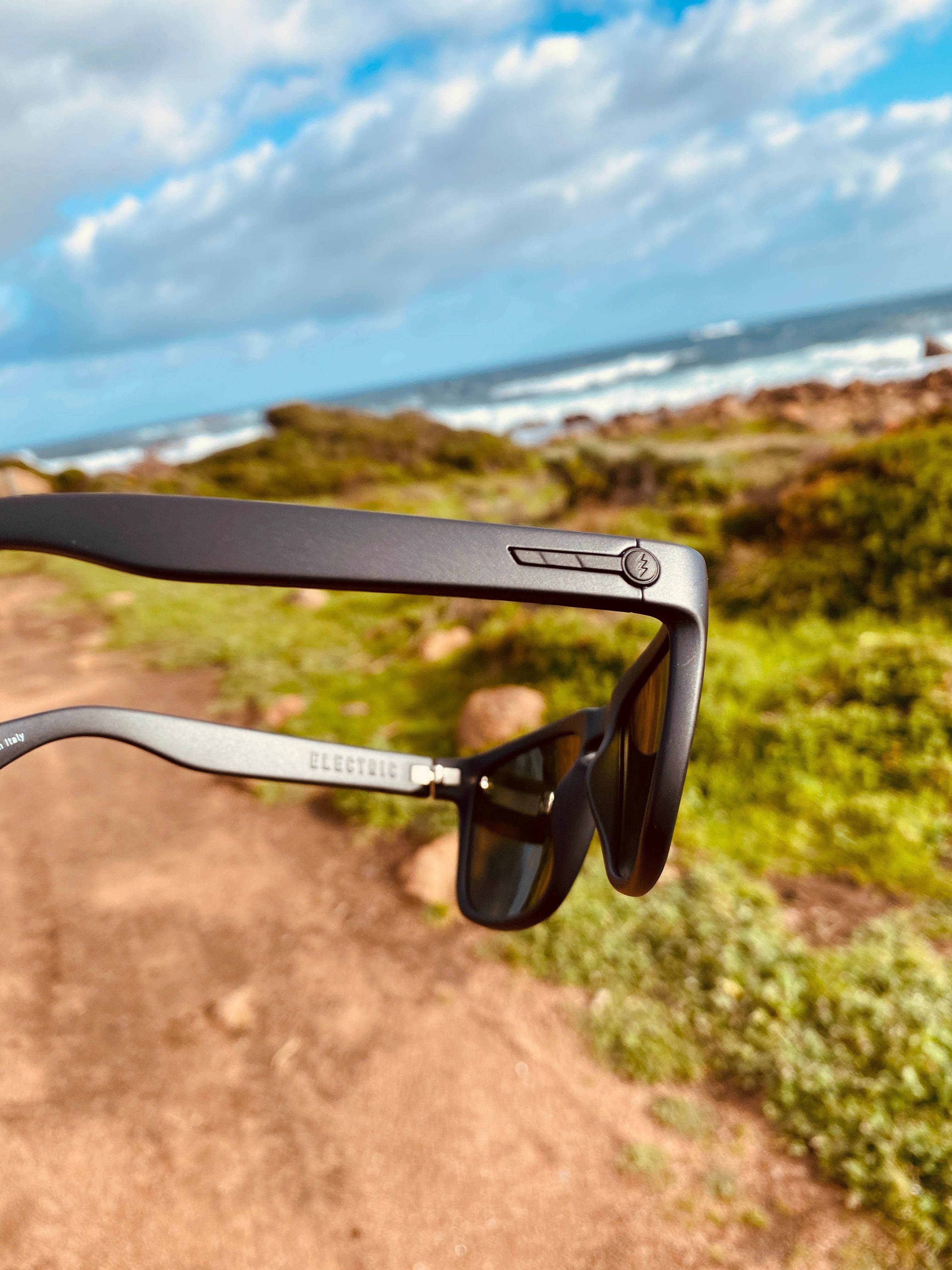 Electric Knoxville Matte Black/Grey Polarised-polarised-884932249511-EE09001042-Electric-Sunnieside